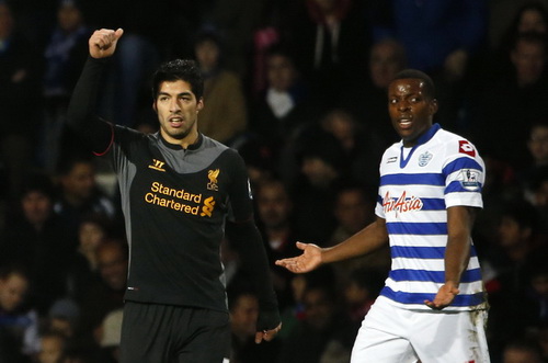 Tiền đạo Luis Suarez ghi 2 bàn giúp Liverpool thắng QPR 3-0 tại Premier League