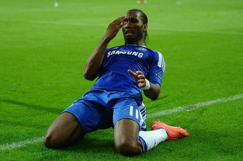 Didier Drogba ăn mừng khi ghi bàn gỡ hòa cho Chelsea