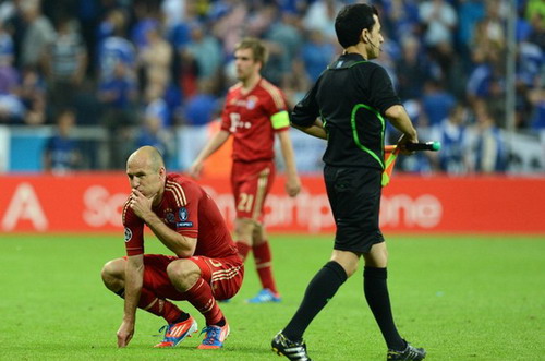 Arjen Robben đá hỏng phạt đền khiến Bayern Munich thua Chelsea