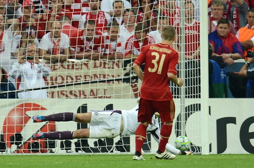 Schweinsteiger đá hỏng luân lưu ở chung kết Champions League