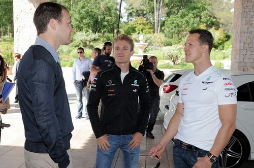 Michael Schumacher và Nico Rosberg đến thăm tuyển Đức