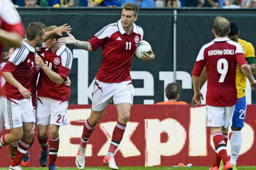 Nicklas Bendtner ghi bàn trong trận thua Brazil 1-3