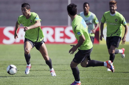 Cristiano Ronaldo tập luyện cùng đội tuyển Bồ Đào Nha