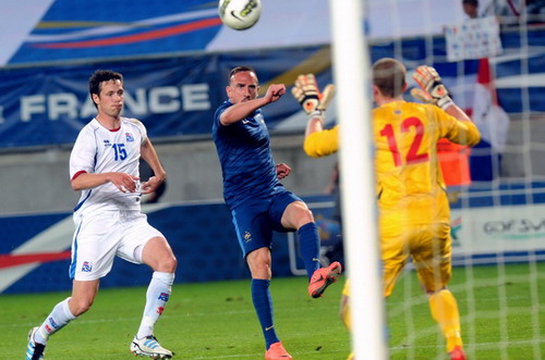 Franck Ribery ghi bàn trong trận Pháp thắng Iceland 3-2