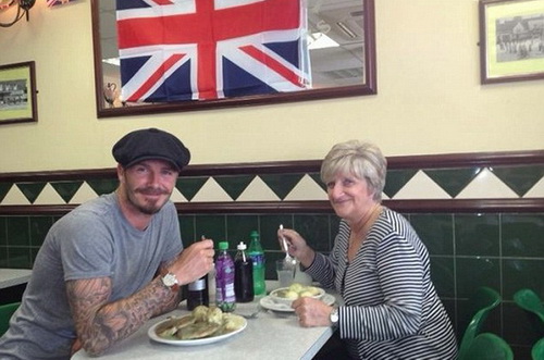 David Beckham cùng mẹ ăn trưa