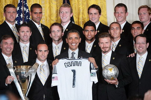 Tổng thống Barack Obama chụp hình cùng toàn đội LA Galaxy