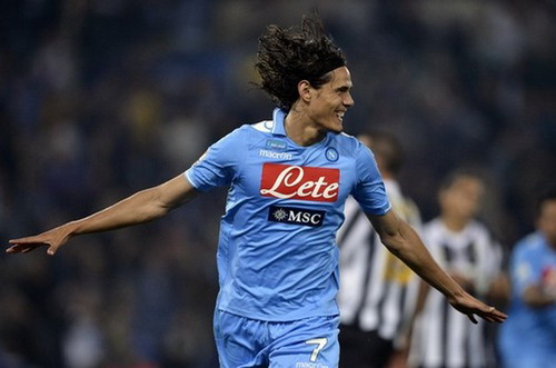 Edinson Cavani mở tỷ số cho Napoli trong trận chung kết Cúp Quốc gia với Juventus