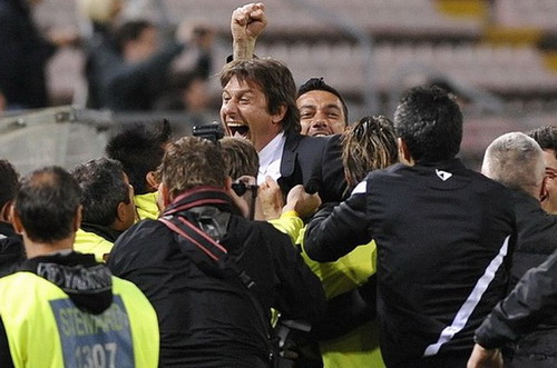 HLV Antonio Conte không kìm chế được cảm xúc khi Juventus vô địch