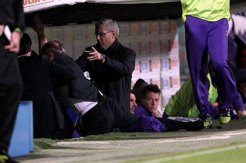 HLV Delio Rossi của Fiorentina bị sa thải vì đánh cầu thủ ngay trên sân