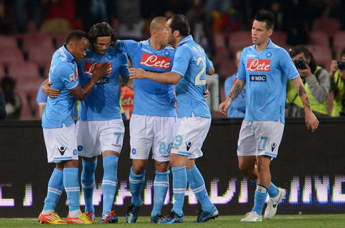 Napoli vượt lên trong cuộc đua giành vé dự Champions League