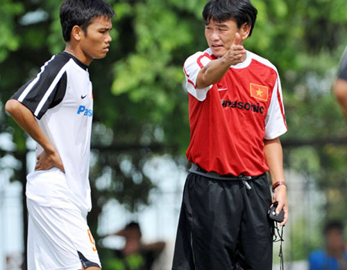HLV Phan Thanh Hùng chỉ nhận làm đội tuyển nếu được kiêm nhiệm - Ảnh: Hoàng Anh