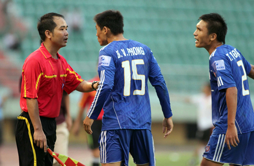Cầu thủ Khánh Hòa phản ứng trợ lý Phạm Đắc Chiến - Ảnh: Quang Minh