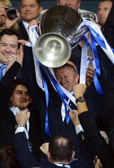 Tỉ phú Abramovich nâng Cúp Champions League - Ảnh: AFP