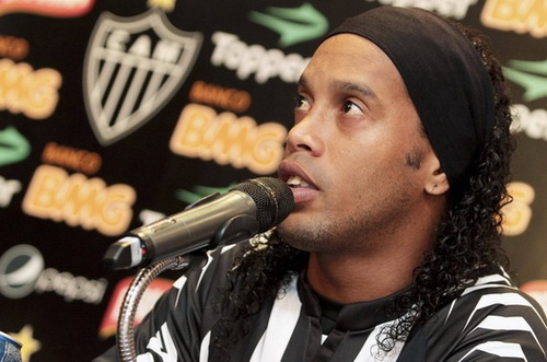 Ronaldinho đầu quân cho Atletico Mineiro