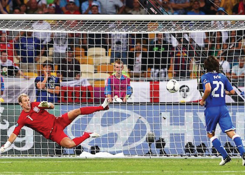 Thủ môn Joe Hart mất tự tin hẳn sau cú sút panenka của Pirlo - Ảnh: Reuters