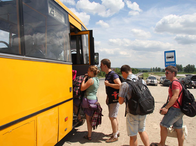 Các CĐV rời Donetsk - Ảnh: C.M.L