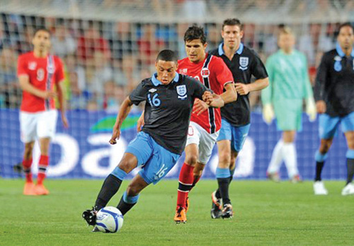 Không có Lampard, tuyển Anh phải dựa vào các cầu thủ trẻ như Chamberlain (trái)