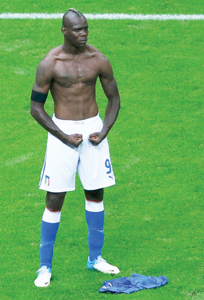 Balotelli cởi trần khoe điều gì?