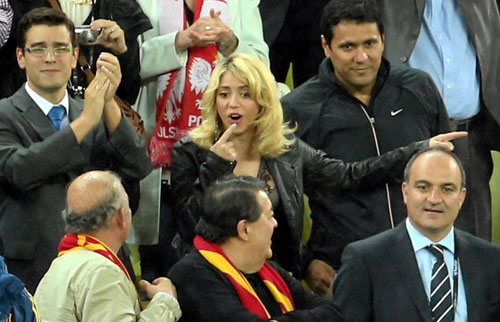 Shakira đeo sát Pique