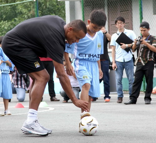 Vincent Kompany đến thăm làng SOS TP.HCM - 7