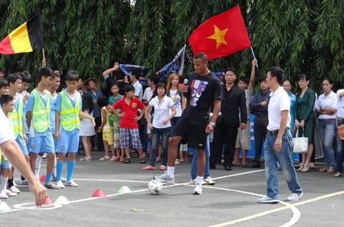 Vincent Kompany đến thăm làng SOS TP.HCM - 6