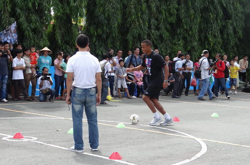 Vincent Kompany đến thăm làng SOS TP.HCM - 8