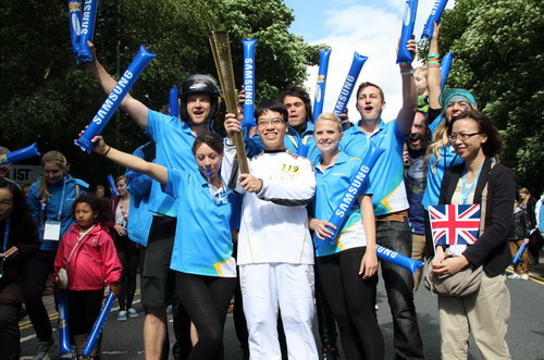 Quang Liêm rước đuốc Olympic London 2012