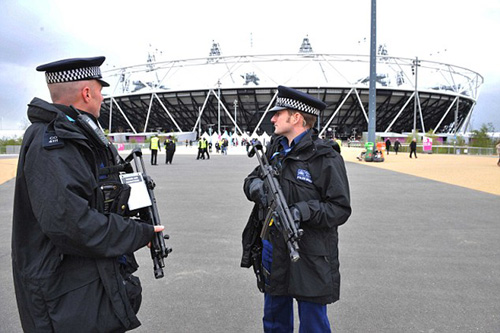 Quân đội và cảnh sát Anh mấy ngày qua phải tăng cường kiểm tra các khu vực thi đấu thay cho nhân viên an ninh của G4S - Ảnh: AFP