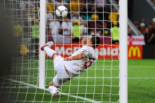 John Terry phá bóng trong trận tuyển Anh thắng Ukraine