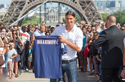 Zlatan Ibrahimovic chuyển sang thi đấu cho PSG