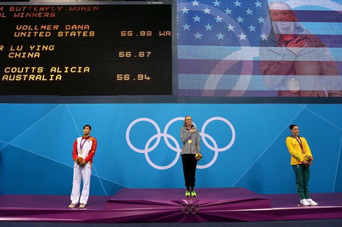 Dana Vollmer lập kỷ lục thế giới ở nội dung 100m bơi bướm dành cho nữ