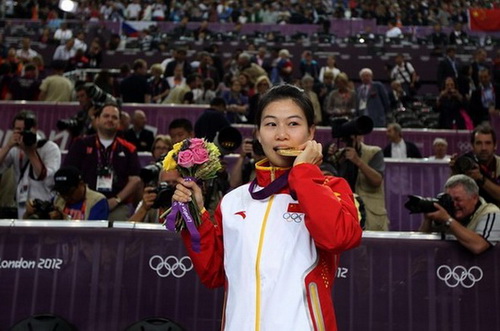 Yi Siling giành huy chương vàng đầu tiên của Olympic 2012