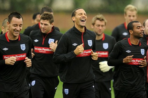 Tức Terry, Rio Ferdinand quay sang “chửi” Ashley Cole