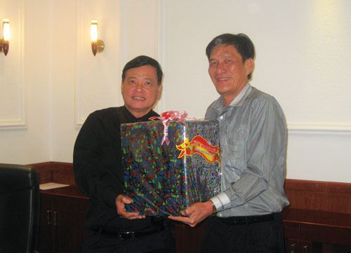 Nhà báo Nguyễn Công Khế nhận quà lưu niệm do Phó chủ tịch UBND tỉnh Ninh Thuận Võ Đại tặng BTC giải 