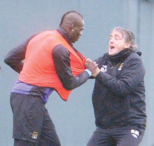 Hình ảnh khó coi giữa ông Mancini và Balotelli  - Ảnh: Daily Mail