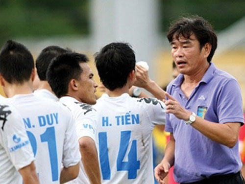 Các cầu thủ Hà Nội T&T Ngọc Duy, Sỹ Cường, Hồng Tiến (từ trái sang) cũng theo chân HLV Phan Thanh Hùng rời đội tuyển 