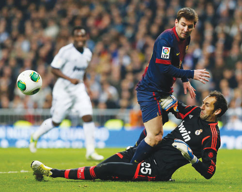 Messi (giữa) chưa hạ được thủ môn mới của Real, Diego Lopez - Ảnh: Reuters