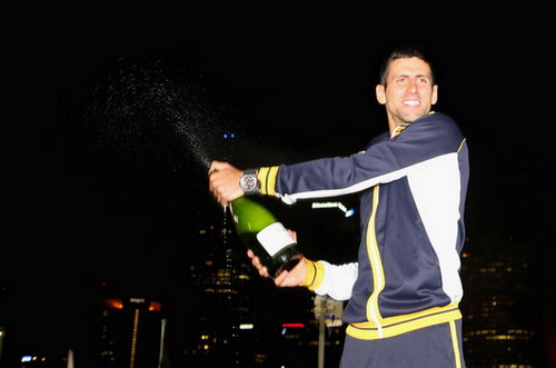 Djokovic "lên mây" với cú hattrick vô địch Úc mở rộng