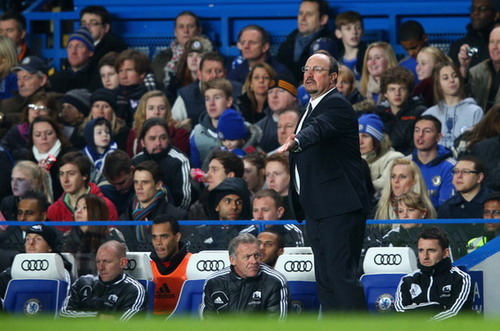 HLV Benitez đôi co với CĐV Chelsea