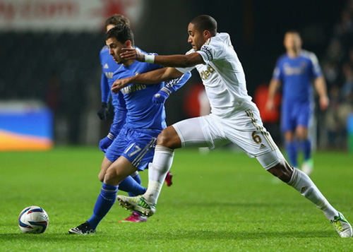 Swansea (phải) đã không cho Chelsea bất kỳ cơ hội nào để lật ngược thế cờ - Ảnh: AFP