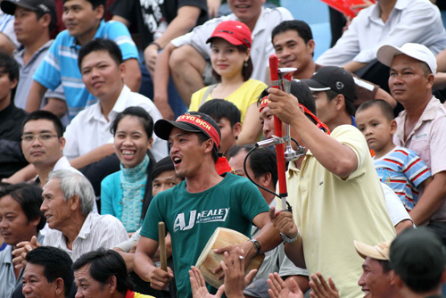 Khán giả Ninh Thuận hài lòng với những trận đấu hấp dẫn - d
