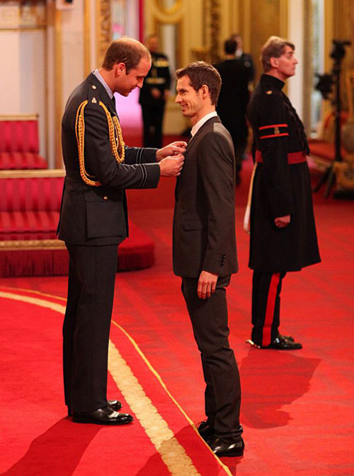 Andy Murray (phải) nhận Huân chương OBE - d