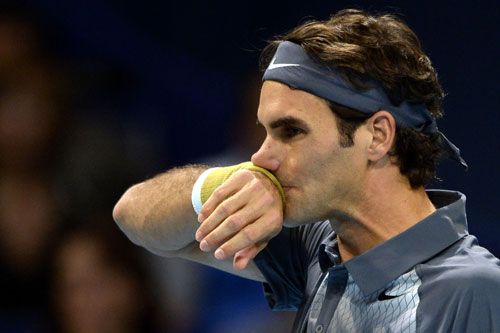 Federer lại thua trên sân nhà d