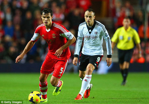 Sát thủ cỡ như tiền đạo Berbatov (phải), nay cũng chào thua hàng thủ chơi chặt chẽ của Southampton - d