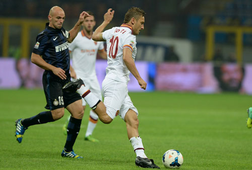 Francesco Totti (phải) đã tỏa sáng trong trận thắng Inter 3-0 với một cú đúp - d