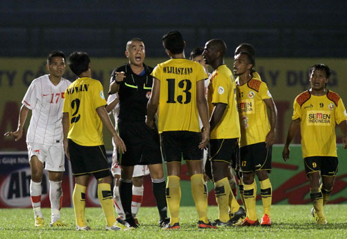 Trọng tài Nguyễn Trọng Thư đã bị các cầu thủ Indonesia bao vây sau những tình huống xử lý chưa chuẩn - Ảnh: Khả Hòa