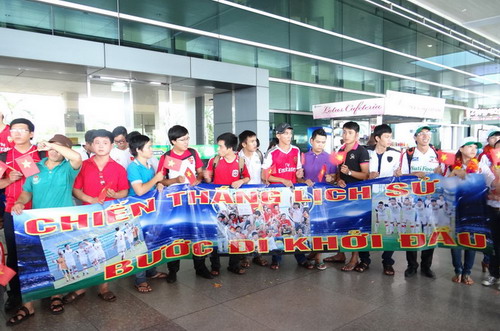 Tuyển U.19 Việt Nam tưng bừng ngày trở về