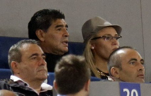 Maradona bất ngờ quay về với bồ trẻ