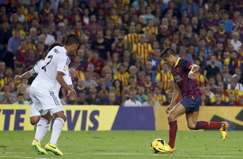 Alexis Sanchez ghi bàn giúp Barcelona thắng Real Madrid 2-1