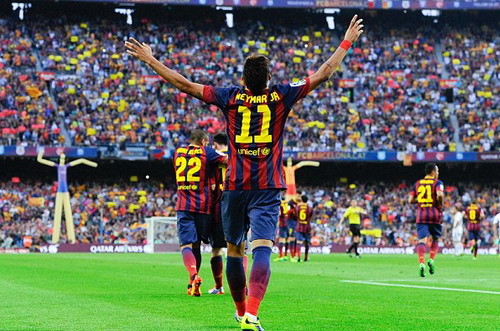 Neymar tỏa sáng trong trận "siêu kinh điển" giúp Barcelona thắng Real Madrid 2-1